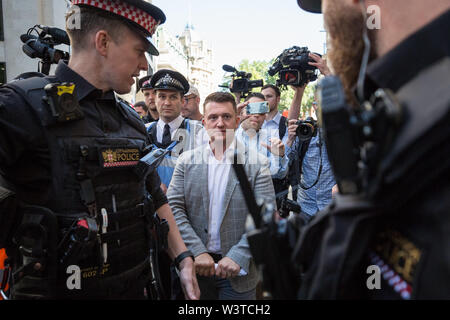 Londra, Regno Unito. 4 luglio 2019. Tommy Robinson arriva a Old Bailey corte. Tommy Robinson, vero nome Stephen Yaxley-Lennon, volti nuovi ricorsi per presunte disprezzo della corte per le riprese al di fuori di Leeds Crown Court durante un processo penale lo scorso anno e trasmissioni in diretta su social media. Credito: Guy Corbishley/Alamy Live News Foto Stock