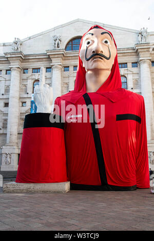 Milano, Italia. 17 Luglio, 2019. Milano, "la casa di carta " piazza Affari è trasformato per la premiere della terza stagione della serie di Netflix - Credit: Indipendente Agenzia fotografica/Alamy Live News Foto Stock