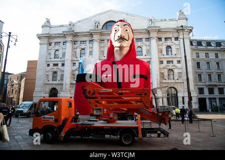 Milano, Italia. 17 Luglio, 2019. Milano, "la casa di carta " piazza Affari è trasformato per la premiere della terza stagione della serie di Netflix - Credit: Indipendente Agenzia fotografica/Alamy Live News Foto Stock