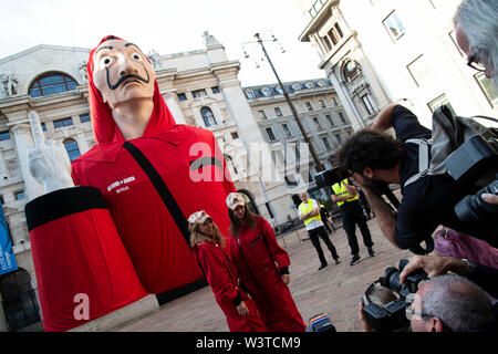 Milano, Italia. 17 Luglio, 2019. Milano, "la casa di carta " piazza Affari è trasformato per la premiere della terza stagione della serie di Netflix - Credit: Indipendente Agenzia fotografica/Alamy Live News Foto Stock