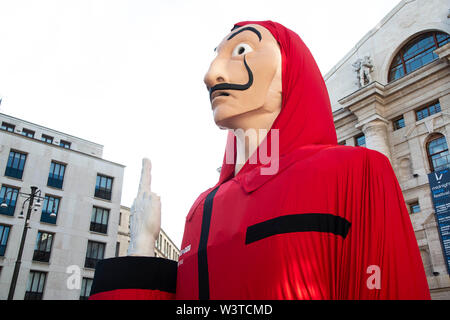 Milano, Italia. 17 Luglio, 2019. Milano, "la casa di carta " piazza Affari è trasformato per la premiere della terza stagione della serie di Netflix - Credit: Indipendente Agenzia fotografica/Alamy Live News Foto Stock