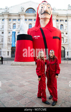 Milano, Italia. 17 Luglio, 2019. Milano, "la casa di carta " piazza Affari è trasformato per la premiere della terza stagione della serie di Netflix - Credit: Indipendente Agenzia fotografica/Alamy Live News Foto Stock