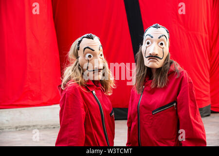 Milano, Italia. 17 Luglio, 2019. Milano, "la casa di carta " piazza Affari è trasformato per la premiere della terza stagione della serie di Netflix - Credit: Indipendente Agenzia fotografica/Alamy Live News Foto Stock