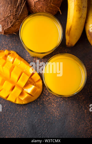 Fresco tropicale mescolare il succo di frutta Foto Stock