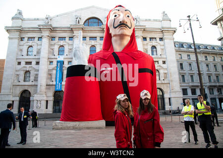 Milano, Italia. 17 Luglio, 2019. Milano, "la casa di carta " piazza Affari è trasformato per la premiere della terza stagione della serie di Netflix - Credit: Indipendente Agenzia fotografica/Alamy Live News Foto Stock