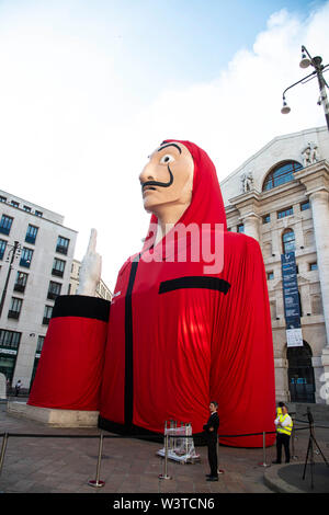 Milano, Italia. 17 Luglio, 2019. Milano, "la casa di carta " piazza Affari è trasformato per la premiere della terza stagione della serie di Netflix - Credit: Indipendente Agenzia fotografica/Alamy Live News Foto Stock