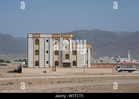 Oman, regione di Dhofar, la città capitale di Salalah. Tipico quartiere nel deserto con la casa nuova costruzione. Foto Stock