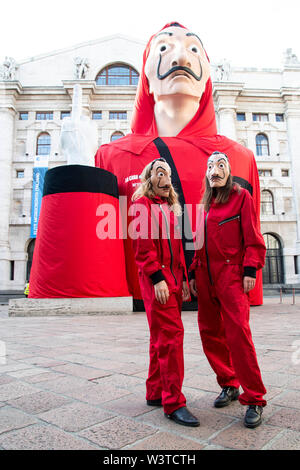 Milano, Italia. 17 Luglio, 2019. Milano, "la casa di carta " piazza Affari è trasformato per la premiere della terza stagione della serie di Netflix - Credit: Indipendente Agenzia fotografica/Alamy Live News Foto Stock