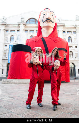 Milano, Italia. 17 Luglio, 2019. Milano, "la casa di carta " piazza Affari è trasformato per la premiere della terza stagione della serie di Netflix - Credit: Indipendente Agenzia fotografica/Alamy Live News Foto Stock