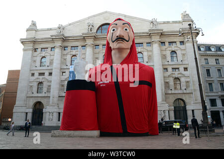 Milano, Italia. 17 Luglio, 2019. Milano, "la casa di carta " piazza Affari è trasformato per la premiere della terza stagione della serie di Netflix - Credit: Indipendente Agenzia fotografica/Alamy Live News Foto Stock