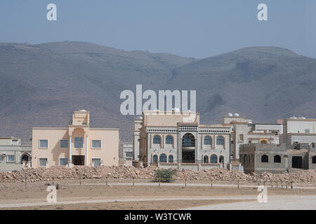 Oman, regione di Dhofar, la città capitale di Salalah. Tipico quartiere nel deserto con la casa nuova costruzione. Foto Stock