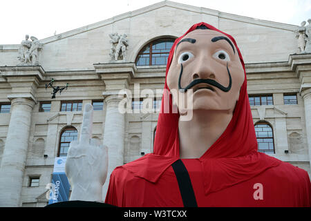 Milano, Italia. 17 Luglio, 2019. Milano, "la casa di carta " piazza Affari è trasformato per la premiere della terza stagione della serie di Netflix - Credit: Indipendente Agenzia fotografica/Alamy Live News Foto Stock