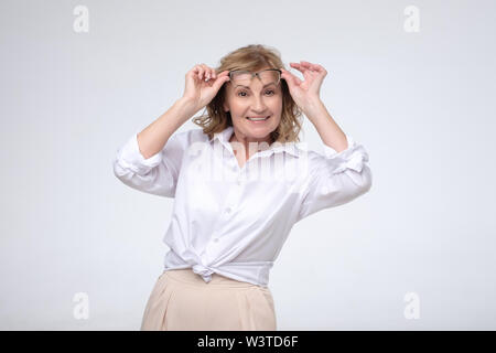 Ritratto di donna sorridente e bicchieri di contenimento Foto Stock