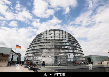 La cupola di vetro sul tetto dell'edificio Reichstag (parlamento) a Berlino, Germania. Foto Stock