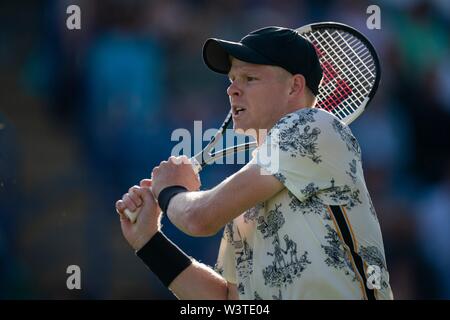 Kyle Edmund di GBR giocando scritto contro Daniel Evans di GBR a valle della natura International 2019, Devonshire Park, Eastbourne - Inghilterra. Giovedì, Foto Stock