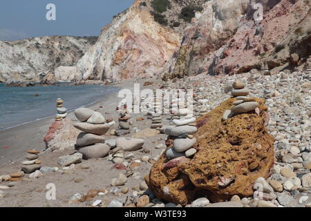 Scultura in pietra sulla spiaggia vicino fino Foto Stock