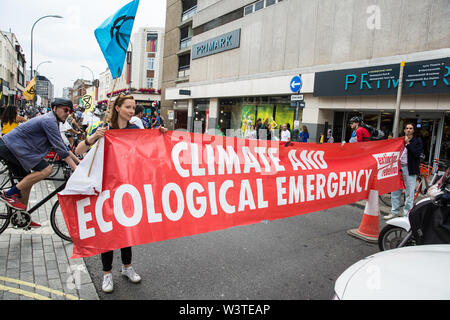 Londra, Regno Unito. 17 Luglio, 2019. Gli attivisti del clima dalla ribellione di estinzione bloccare la strada per attivare una massa critica di bicicletta da Waterloo Millennium verde a Hammersmith Town Hall a passare. Attivisti per la corsa al terzo giorno della loro 'Summer uprising' hanno tre richieste per Hammersmith e Fulham consiglio: per far passare la proposta di dichiarare una emergenza climatica; per mantenere Hammersmith Bridge chiusa per veicoli; e impegnarsi a safer itinerari in bicicletta. Credito: Mark Kerrison/Alamy Live News Foto Stock