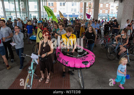 Londra, Regno Unito. 17 Luglio, 2019. Gli attivisti del clima dalla ribellione di estinzione assemblare al di fuori di Hammersmith Town Hall al termine di una massa critica di bicicletta da Waterloo Millennium verde sul terzo giorno della loro 'Summer uprising'. Gli attivisti hanno tre richieste di Hammersmith e Fulham consiglio: per far passare la proposta di dichiarare una emergenza climatica; per mantenere Hammersmith Bridge chiusa per veicoli; e impegnarsi a safer itinerari in bicicletta. Credito: Mark Kerrison/Alamy Live News Foto Stock