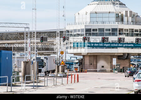 Auto e passeggeri in attesa per la guida sul traghetto nel porto di Helsingborg, Svezia, 16 giugno 2019 Foto Stock