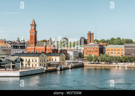 Il lungomare porto di Helsingborg, Svezia con le torri del municipio e Kärnan, 16 giugno 2019 Foto Stock