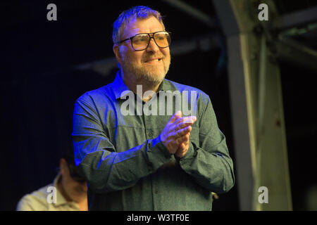 Londra, Inghilterra, Regno Unito. Cantante e bassista di Jimi Goodwin inglese di rock band colombe suona presso la Somerset House di Londra, Inghilterra. Il 16 luglio 2019. Ref: LMK370-J5201-170719 Justin Ng/Landmark WWW.LMKMEDIA.COM Media Foto Stock