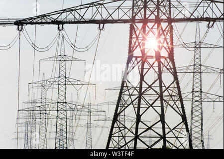 Alta tensione tralicci elettrici della stazione di alimentazione Foto Stock