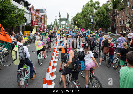 Londra, Regno Unito. 17 Luglio, 2019. Gli attivisti del clima dalla ribellione di estinzione pausa sulla Hammersmith Bridge durante una massa critica di bicicletta da loro accampamento su Waterloo Millennium verde a Hammersmith Municipio il terzo giorno della loro 'Summer uprising'. Gli attivisti hanno tre richieste di Hammersmith e Fulham consiglio: per far passare la proposta di dichiarare una emergenza climatica; per mantenere Hammersmith Bridge chiusa per veicoli; e impegnarsi a safer itinerari in bicicletta. Credito: Mark Kerrison/Alamy Live News Foto Stock