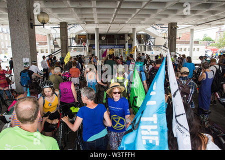 Londra, Regno Unito. 17 Luglio, 2019. Gli attivisti del clima dalla ribellione di estinzione assemblare al di fuori di Hammersmith Town Hall al termine di una massa critica di bicicletta da Waterloo Millennium verde sul terzo giorno della loro 'Summer uprising'. Gli attivisti hanno tre richieste di Hammersmith e Fulham consiglio: per far passare la proposta di dichiarare una emergenza climatica; per mantenere Hammersmith Bridge chiusa per veicoli; e impegnarsi a safer itinerari in bicicletta. Credito: Mark Kerrison/Alamy Live News Foto Stock