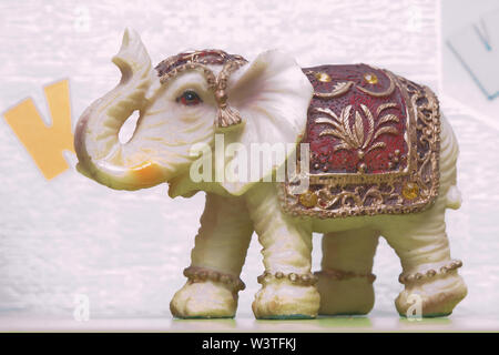 Bellissimo souvenir di elefante come venduti nel souq di Baku , Azerbaigian Emirates .decorate elefante , generalmente usati nella cultura indiana, utilizzato come souven Foto Stock