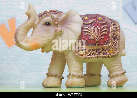 Bellissimo souvenir di elefante come venduti nel souq di Baku , Azerbaigian Emirates .decorate elefante , generalmente usati nella cultura indiana, utilizzato come souven Foto Stock