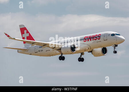 HB-JCS Airbus A220-300-55045 sulla luglio 11, 2019, lo sbarco sulle pendici di Parigi Roissy alla fine del volo Swiss LX638 da Zurigo Foto Stock