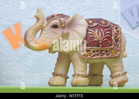 Bellissimo souvenir di elefante come venduti nel souq di Baku , Azerbaigian Emirates .decorate elefante , generalmente usati nella cultura indiana, utilizzato come souven Foto Stock