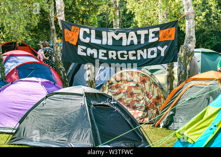 CARDIFF, GALLES - Luglio 2019: 'emergenza climatica" banner in un campeggio di fortuna a Cardiff durante un cambiamento climatico protesta da parte di ribellione di estinzione Foto Stock