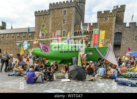 CARDIFF, GALLES - Luglio 2019: barca bloccando la strada principale nel centro di Cardiff durante l'Emergenza climatica protesta da parte di ribellione di estinzione Foto Stock