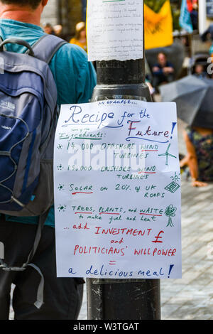 CARDIFF, GALLES - Luglio 2019: messaggio riportato ad un posto presso l'Emergenza climatica protesta da parte di estinzione della ribellione in Cardiff City Centre. Foto Stock