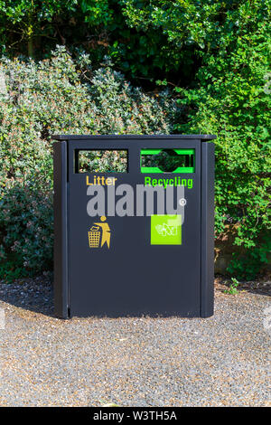 Il contenitore di riciclaggio divisi per tipo di separare i rifiuti. Foto Stock