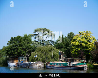 Barche sul Fiume Tamigi, Old Windsor, Berkshire, Inghilterra, Regno Unito, GB. Foto Stock