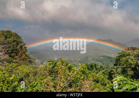 Immagine di un paesaggio di Boquete, Panama, compresa una bella e intensa rainbow. La città di Boquete è nella terra di mezzo, a sinistra. Foto Stock