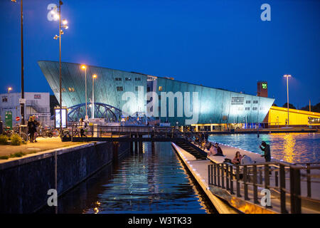 Amsterdam, Paesi Bassi, ponte per il NEMO Science Museum, il distretto del Oossterdokskade, Foto Stock