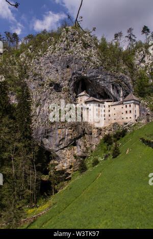 Castello di Predjama (Castel Lueghi), costruito all'interno di una montagna rocciosa parete, era il castello del cavaliere Erazem, Postumia, Postojna Slovenia Foto Stock