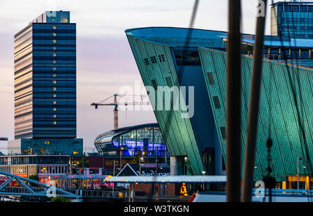 Amsterdam, Paesi Bassi, ponti, edifici sul Dijksgracht, NEMO Science Museum, Foto Stock