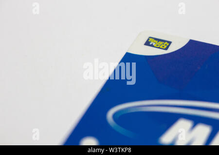 Tocco BLU n Go (Touch and Go) card, senza contanti carta di toccare il sistema di pagamento, per auto automatico di ingresso e di uscita presso il centro commerciale isolato in backg bianco Foto Stock