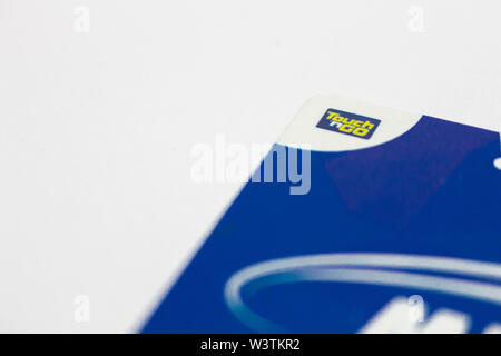 Tocco BLU n Go (Touch and Go) card, senza contanti carta di toccare il sistema di pagamento, per auto automatico di ingresso e di uscita presso il centro commerciale isolato in backg bianco Foto Stock