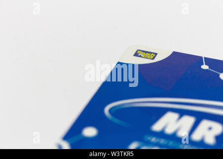 Tocco BLU n Go (Touch and Go) card, senza contanti carta di toccare il sistema di pagamento, per auto automatico di ingresso e di uscita presso il centro commerciale isolato in backg bianco Foto Stock