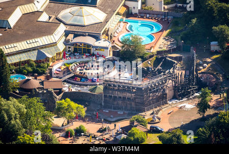 Foto aerea dell'incendio di Niederrheintherme in Duisburg-Nienhausen nella zona sauna in Duisburg nella regione della Ruhr in stato federale Nordrhein Foto Stock