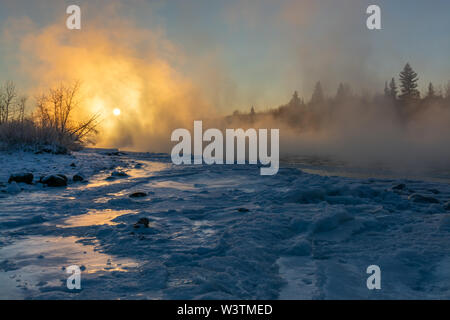 Nebbia di ghiaccio sul Fiume Bow a Cochrane, Alberta, Canada Foto Stock