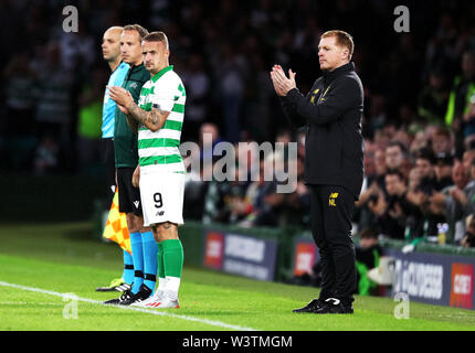 Il Celtic Leigh Griffiths (a sinistra) si prepara a venire sul passo come manager Neil Lennon si affaccia su durante la UEFA Champions League primo turno di qualificazione, la seconda gamba corrispondono al Celtic Park di Glasgow. Foto Stock