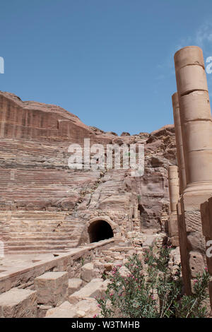 Giordania Petra (UNESCO) il teatro. 4.000 auditorium sede scavata nella montagna ai piedi dell'Alto palazzo di sacrificio. Foto Stock