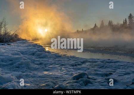 Nebbia di ghiaccio sul Fiume Bow a Cochrane, Alberta, Canada Foto Stock