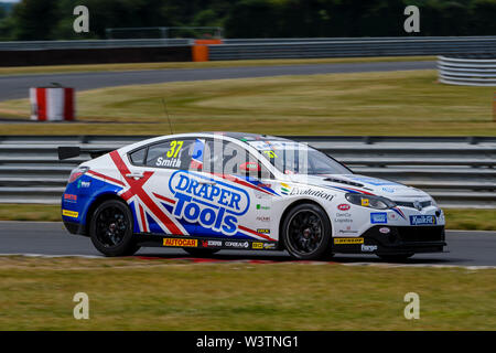 Snetterton, UK. 17 Luglio, 2019. Kwik montare British Touring Car Championship estivo di test a Snetterton il 17 agosto 2019 precedendo la serie 'triple-header gara evento su 3/4 agosto. Nella foto è Rob Smith drivng il Excelr8 della MG Motorsport6 Credito: Mark Bullimore/Alamy Live News Foto Stock